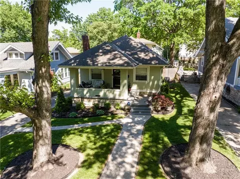 5833 Oak St, Kansas City, MO 64113
