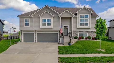 1005 SE Wood Ridge Ct, Blue Springs, MO 64014