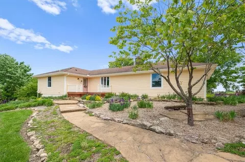 28639 Hospital Dr, Paola, KS 66071