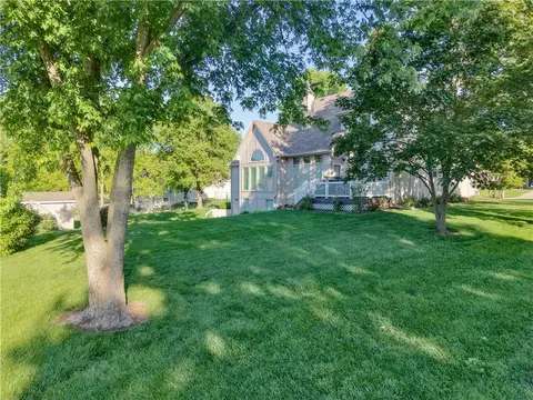 Exterior - 602 Ridgewood Dr, Raymore, MO 64083 photo 6 of 8
