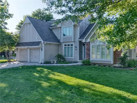 Exterior - 602 Ridgewood Dr, Raymore, MO 64083 photo 7 of 8
