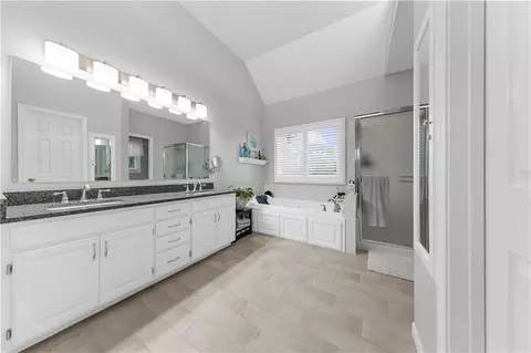Bath - 602 Ridgewood Dr, Raymore, MO 64083 photo 1 of 4