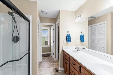 Bath - 910 Timberline Dr, Cameron, MO 64429 photo 1 of 3