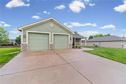 Exterior - 910 Timberline Dr, Cameron, MO 64429 photo 2 of 8