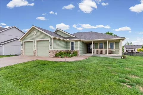 Exterior - 910 Timberline Dr, Cameron, MO 64429 photo 3 of 8