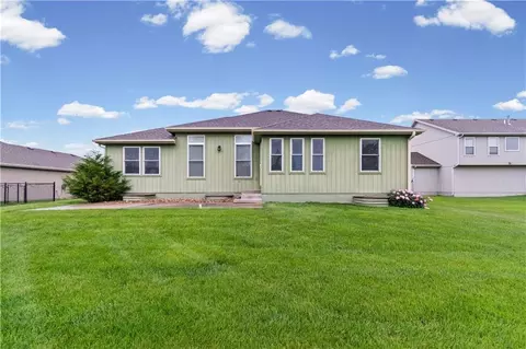 Exterior - 910 Timberline Dr, Cameron, MO 64429 photo 6 of 8