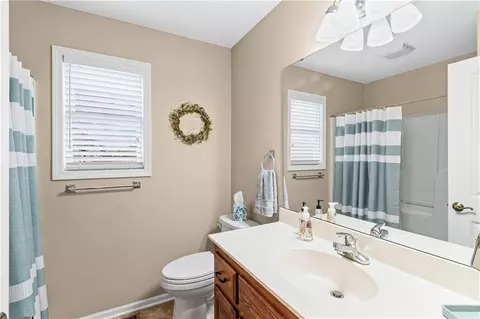 Bath - 910 Timberline Dr, Cameron, MO 64429 photo 2 of 3