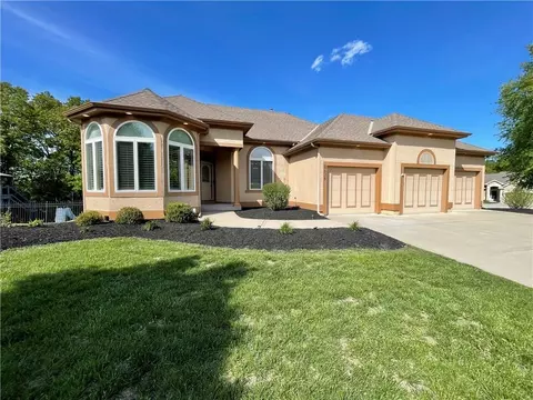 8636 N Utica Ave, Kansas City, MO 64153