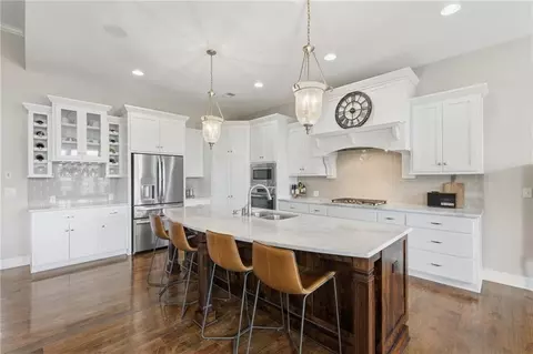 Kitchen - 7019 Apache Dr, Shawnee, KS 66226 photo 4 of 7