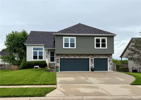 1834 White Tail Ln, Liberty, MO 64068