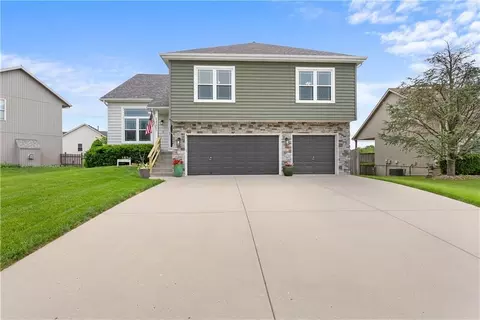 1834 White Tail Ln, Liberty, MO 64068