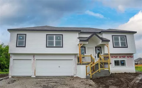 830 Cedar Ridge Dr, Raymore, MO 64083