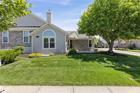 12001 S Tallgrass Dr #201, Olathe, KS 66061