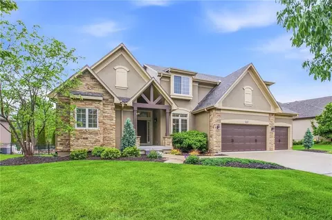 1637 NE Woodland Shores Dr, Lees Summit, MO 64086
