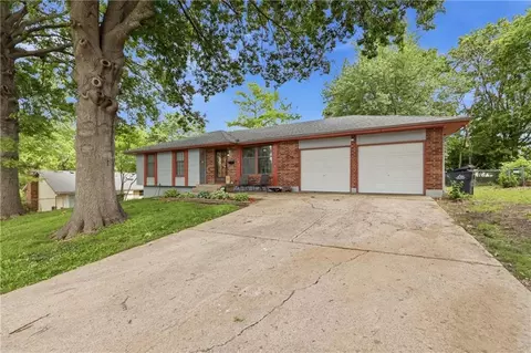 122 E Walnut St, Blue Springs, MO 64014