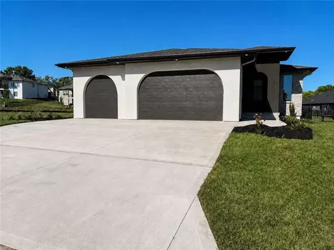 2701 NE Crestview St, Blue Springs, MO 64029
