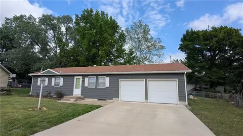 3622 SE Pinecrest Ct, Topeka, KS 66605