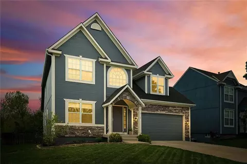 712 S Adams St, Raymore, MO 64083