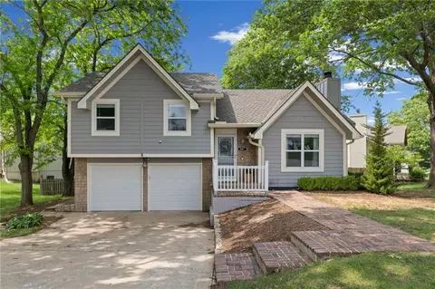 547 N Persimmon Dr, Olathe, KS 66061