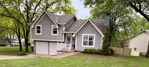 547 N Persimmon Dr, Olathe, KS 66061