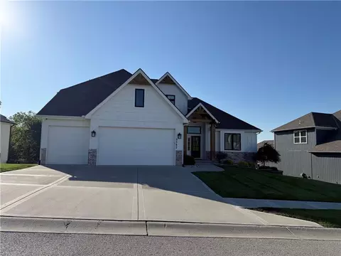 5587 Thousand Oaks Dr, Parkville, MO 64152