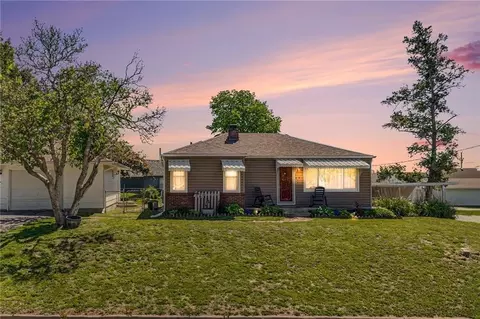 401 Maple Ave, Smithville, MO 64089
