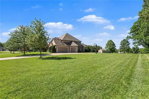 Exterior - 9705 NE Jacob Ln, Lees Summit, MO 64086 photo 7 of 11