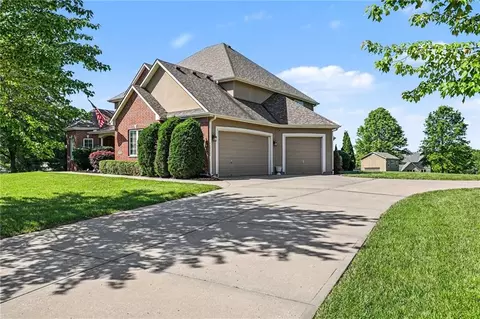 Exterior - 9705 NE Jacob Ln, Lees Summit, MO 64086 photo 3 of 11
