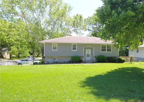9901 W 55th St, Shawnee, KS 66203