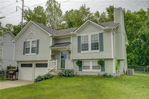 407 SW 24th Ter, Oak Grove, MO 64075