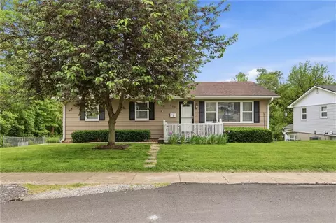 409 5th St, Weston, MO 64098