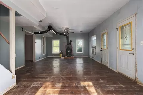 Living - 6900 Smith Dr, Hamilton, MO 64644 photo 3 of 7