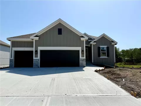 621 E 13th St, Kearney, MO 64060