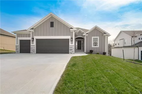 621 E 13th St, Kearney, MO 64060