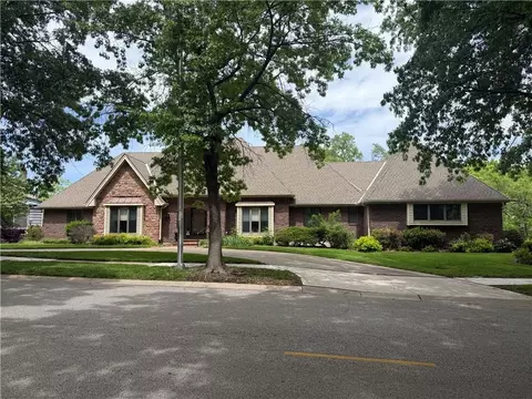 8214 W 99th St, Overland Park, KS 66212