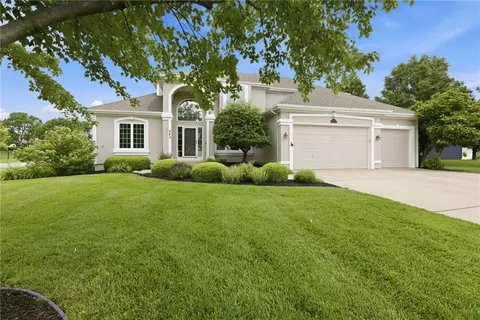 340 SE Chelsea Dr, Lees Summit, MO 64063
