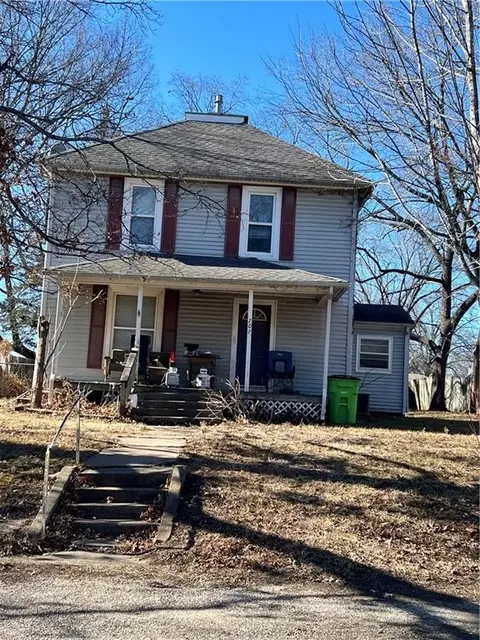 707 5th St, Baldwin City, KS 66006