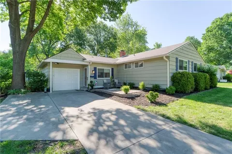 7605 Briar St, Prairie Village, KS 66208