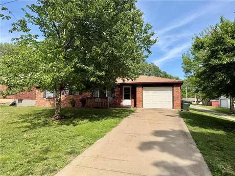 2809 Girard Ave, Leavenworth, KS 66048