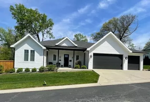 7501 Chadwick Ct, Prairie Village, KS 66208