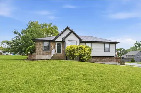 3912 SW Linden Cir, Lees Summit, MO 64082