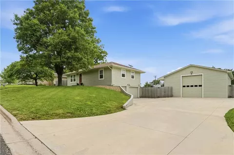 8630 Hilltop Rd, De Soto, KS 66018