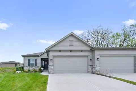9525 Shady Bend Rd, Lenexa, KS 66227