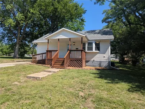 534 W 11th St, Horton, KS 66439