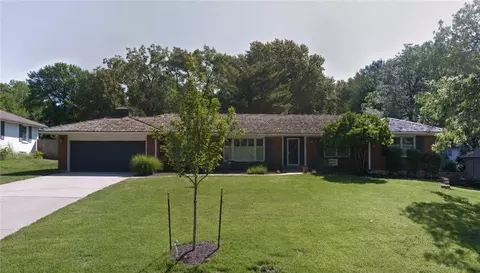 9821 Pembroke Ln, Leawood, KS 66206