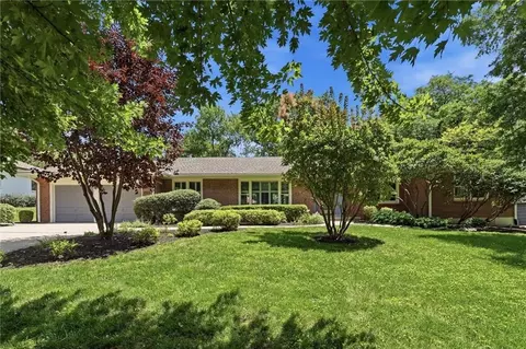 9821 Pembroke Ln, Leawood, KS 66206