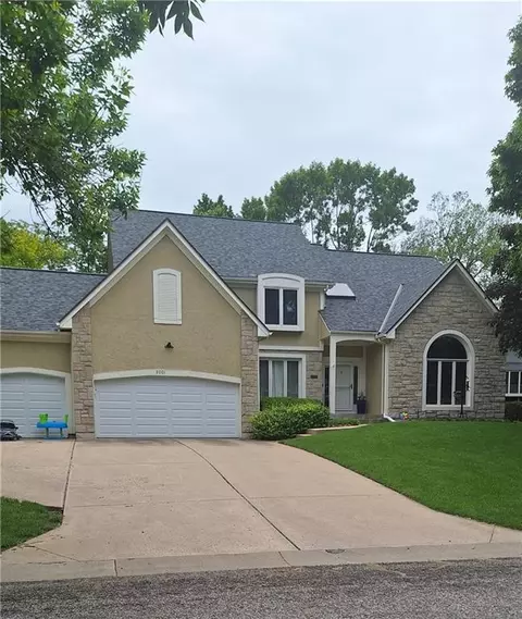 8001 Darnell Ln, Lenexa, KS 66215
