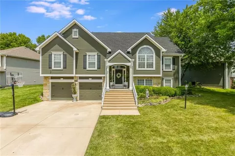 4207 Kensington Dr, Saint Joseph, MO 64506