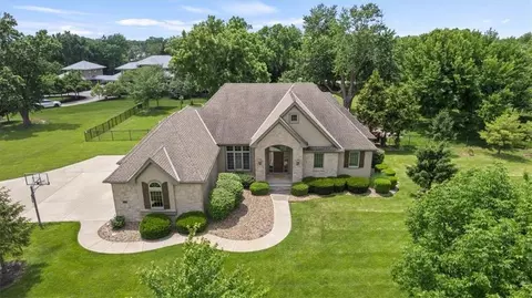 18840 Travis Ln, Stilwell, KS 66085