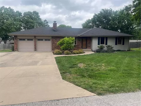 202 N 11th St, Louisburg, KS 66053